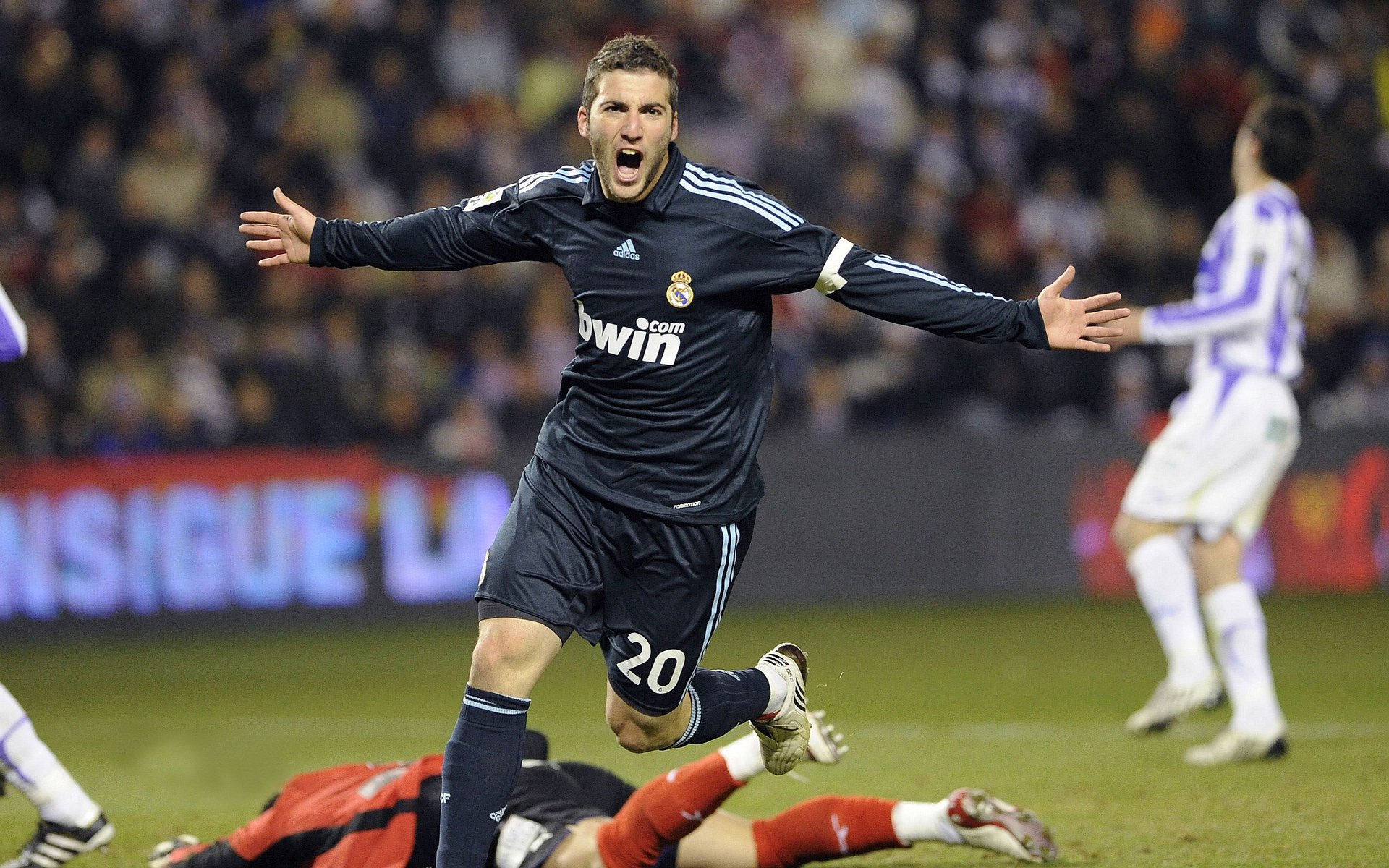 引擎与篮板之间，当F1年度争冠驶入决胜弯，太阳队在上海滩升起